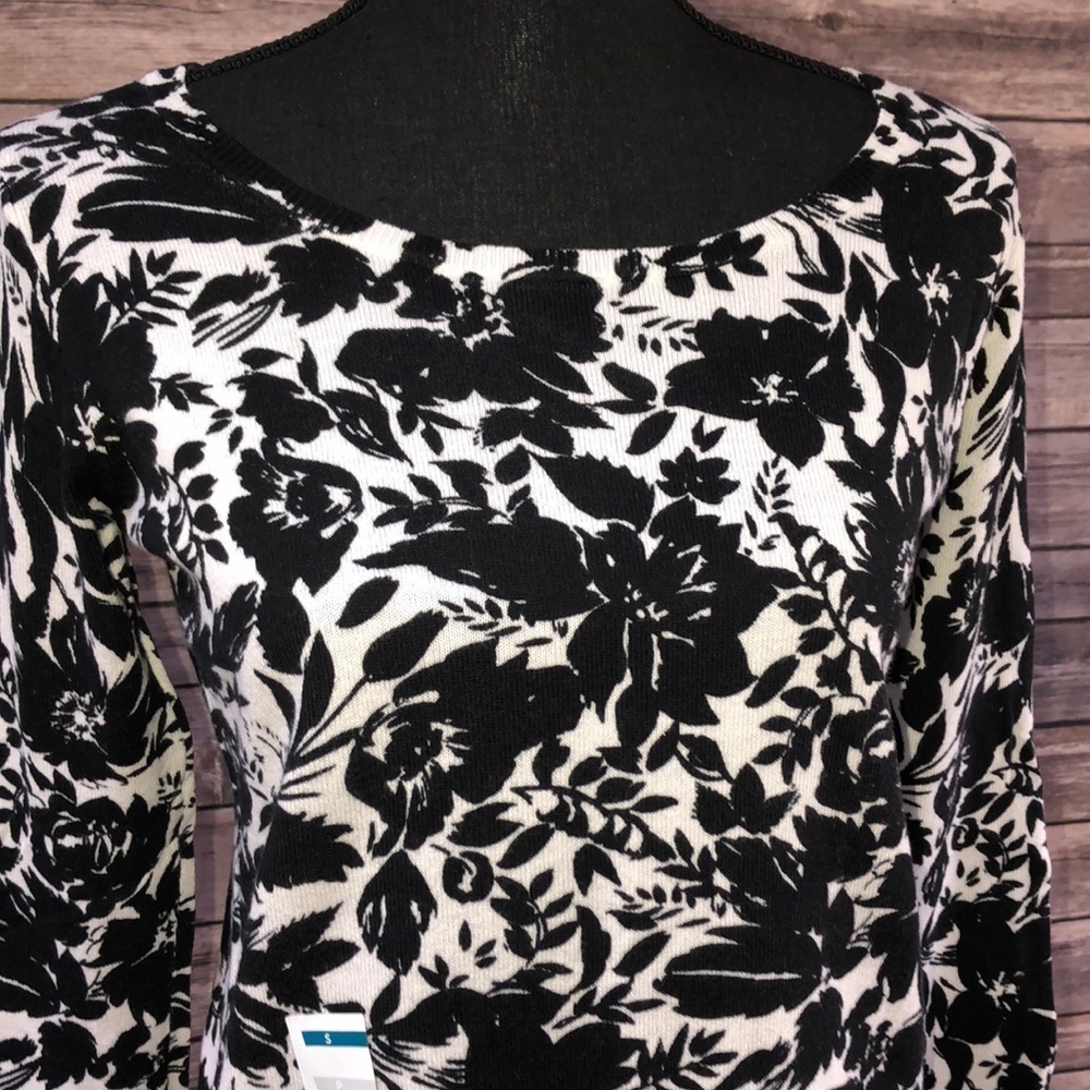 Old Navy sweater - Picture 2 of 5